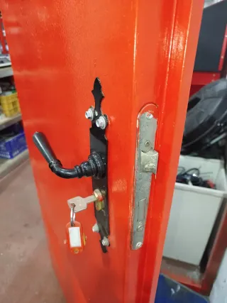 Puerta de acero galvanizado roja