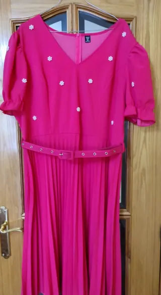 Vestido rosa con flores y cinturón