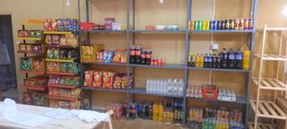 Estantería metálica gris y madera