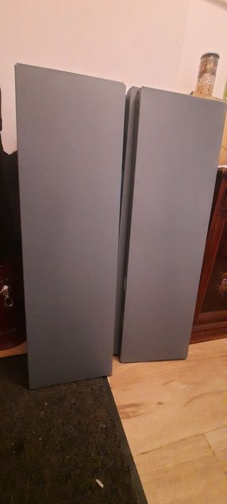 Estantería metálica gris y madera