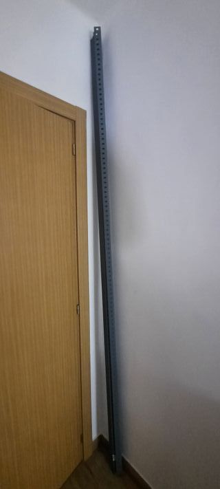 Estantería metálica gris y madera