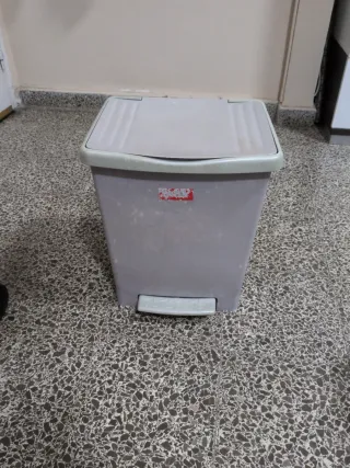 Cubo de basura gris con pedal