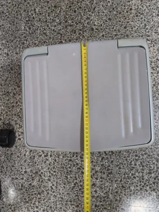 Cubo de basura gris con pedal