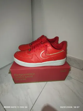 Zapatos Nike AF1 Rojos con swoosh dorado T42