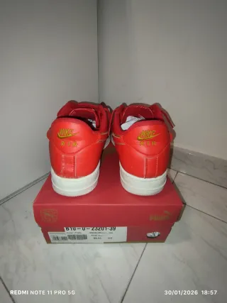 Zapatos Nike AF1 Rojos con swoosh dorado T42