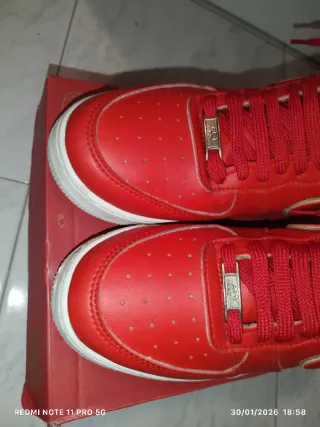 Zapatos Nike AF1 Rojos con swoosh dorado T42