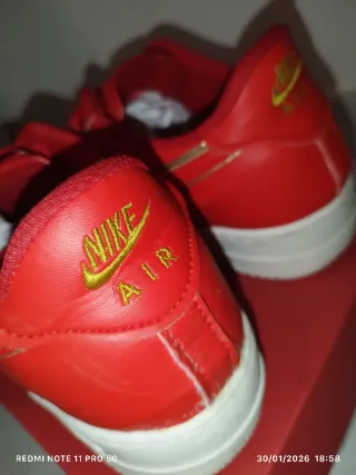 Zapatos Nike AF1 Rojos con swoosh dorado T42