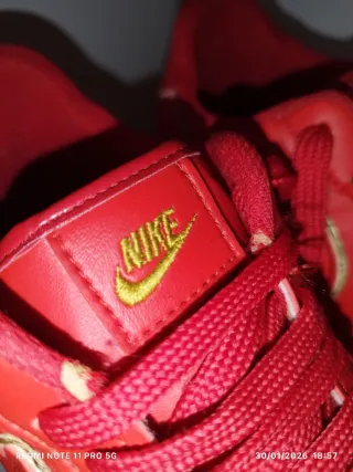 Zapatos Nike AF1 Rojos con swoosh dorado T42