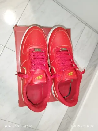 Zapatos Nike AF1 Rojos con swoosh dorado T42