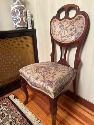 Silla de madera tapizada floral