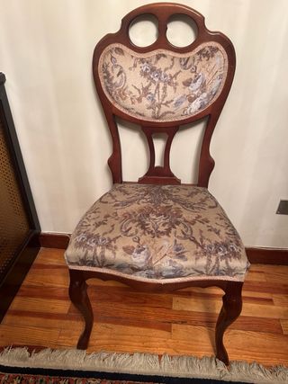 Silla de madera tapizada floral