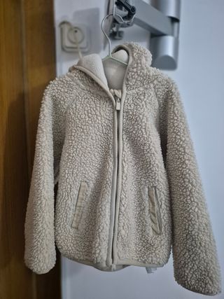 Chaqueta polar con capucha