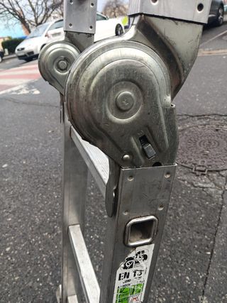 Escalera plegable de aluminio