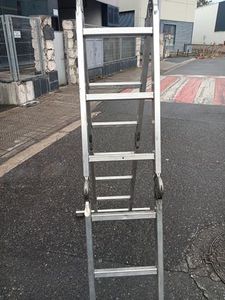 Escalera plegable de aluminio