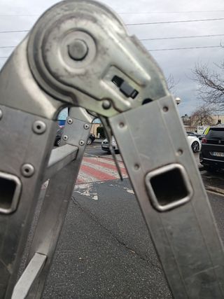 Escalera plegable de aluminio