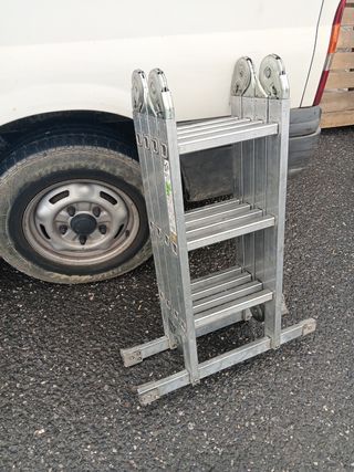 Escalera plegable de aluminio