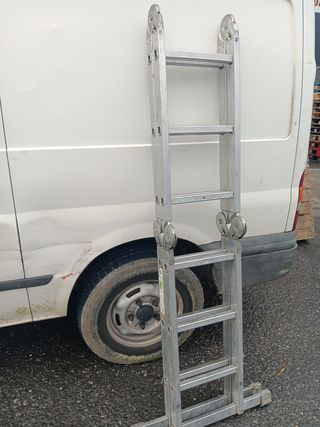 Escalera plegable de aluminio