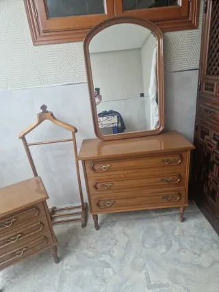 Conjunto Cómoda, Mesita Noche, Galán y Espejo