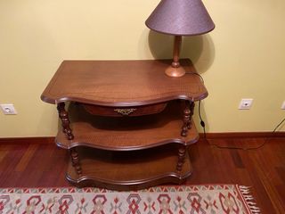 Consola de madera con cajón y baldas