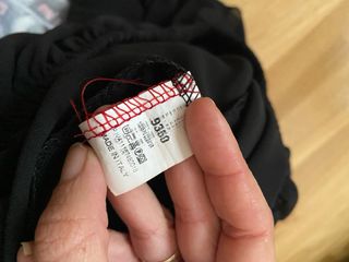 Blusa negra hombros descubiertos romántica