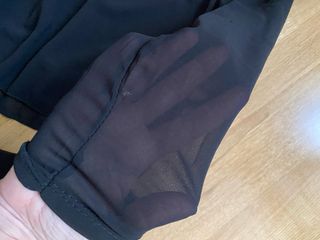 Blusa negra hombros descubiertos romántica