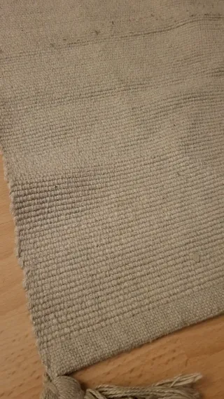 Alfombras de tela verde grisáceo.