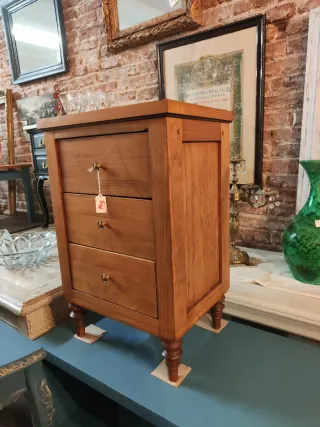 Mesita de noche de madera