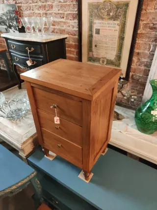 Mesita de noche de madera