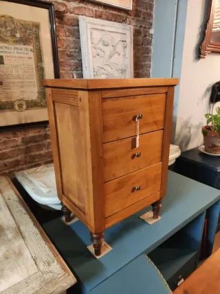 Mesita de noche de madera