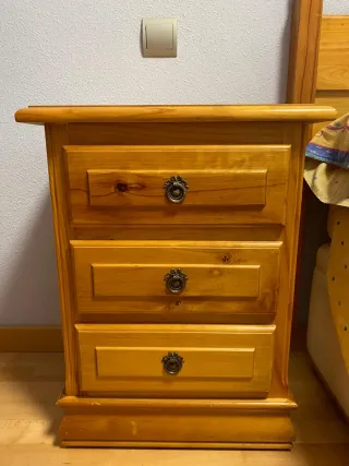 Dos mesitas de noche de madera