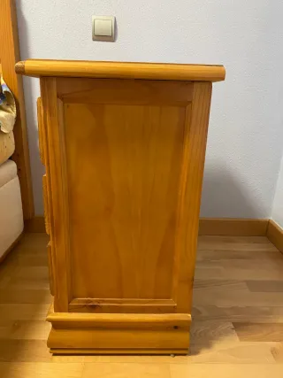 Dos mesitas de noche de madera