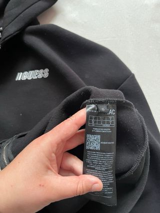 Chaqueta Guess Negra con Cremallera