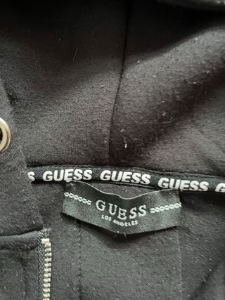 Chaqueta Guess Negra con Cremallera