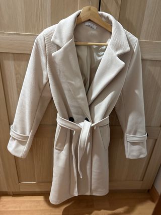 Abrigo beige con cinturón