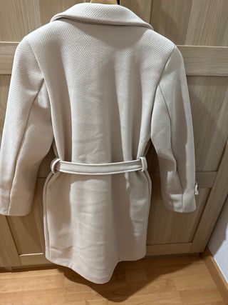 Abrigo beige con cinturón