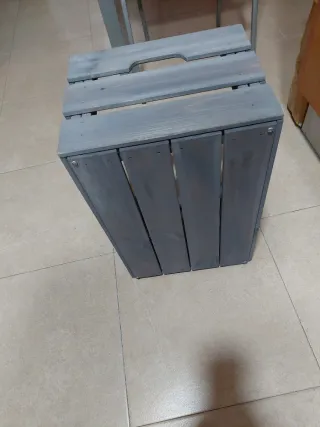 Cajón de madera gris
