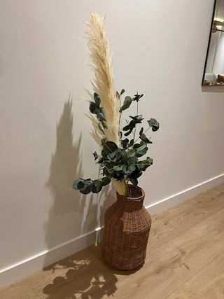 Jarrón ratán con plumas y ramas