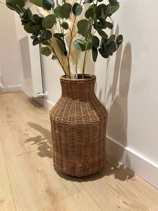 Jarrón ratán con plumas y ramas