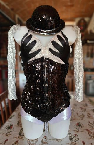 Costume Burlesque Brillante con Mani