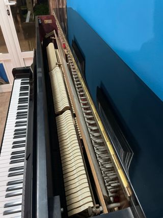 Piano de pared negro GRATIAE