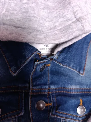 Chaqueta vaquera con capucha y mangas gris