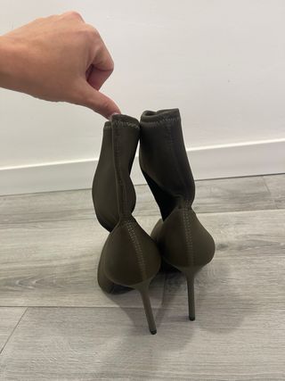 Botín verde Zara tacón fino punta