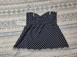 Camiseta de tirantes azul marino con lunares