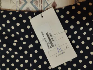 Camiseta de tirantes azul marino con lunares