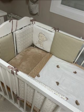 Cuna 120x60 con protector y colcha