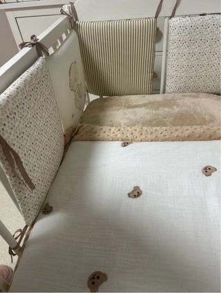 Cuna 120x60 con protector y colcha