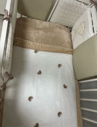 Cuna 120x60 con protector y colcha