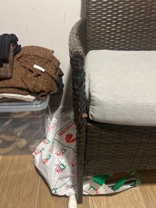 Sillón de mimbre marrón y cojín gris + 2 sillas