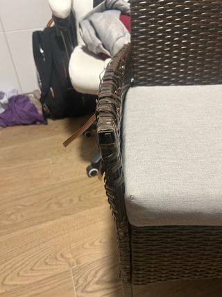 Sillón de mimbre marrón y cojín gris + 2 sillas