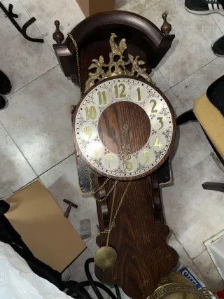 Reloj de pared antiguo de madera